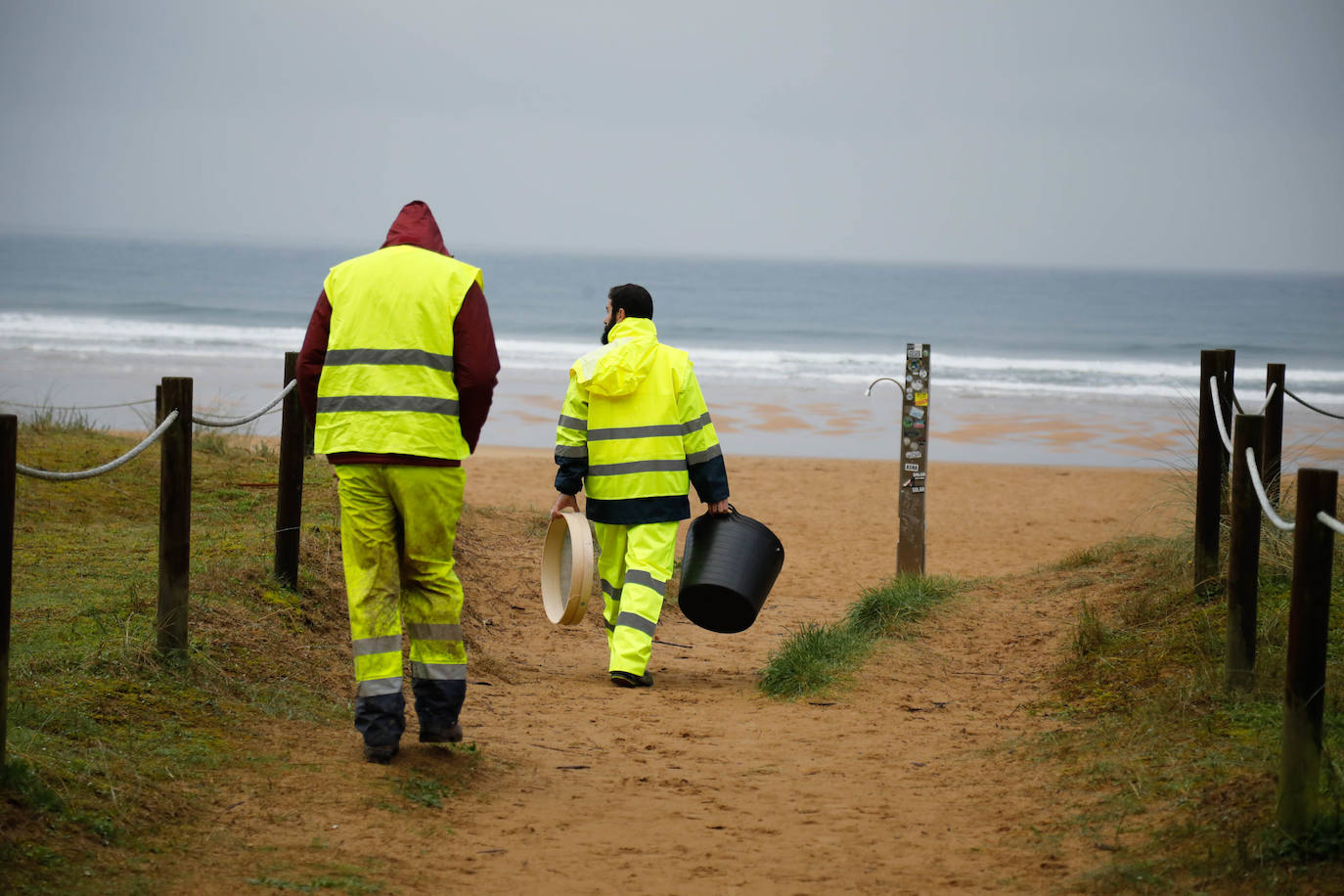 Asturias intensifica la limpieza de pélets de sus playas