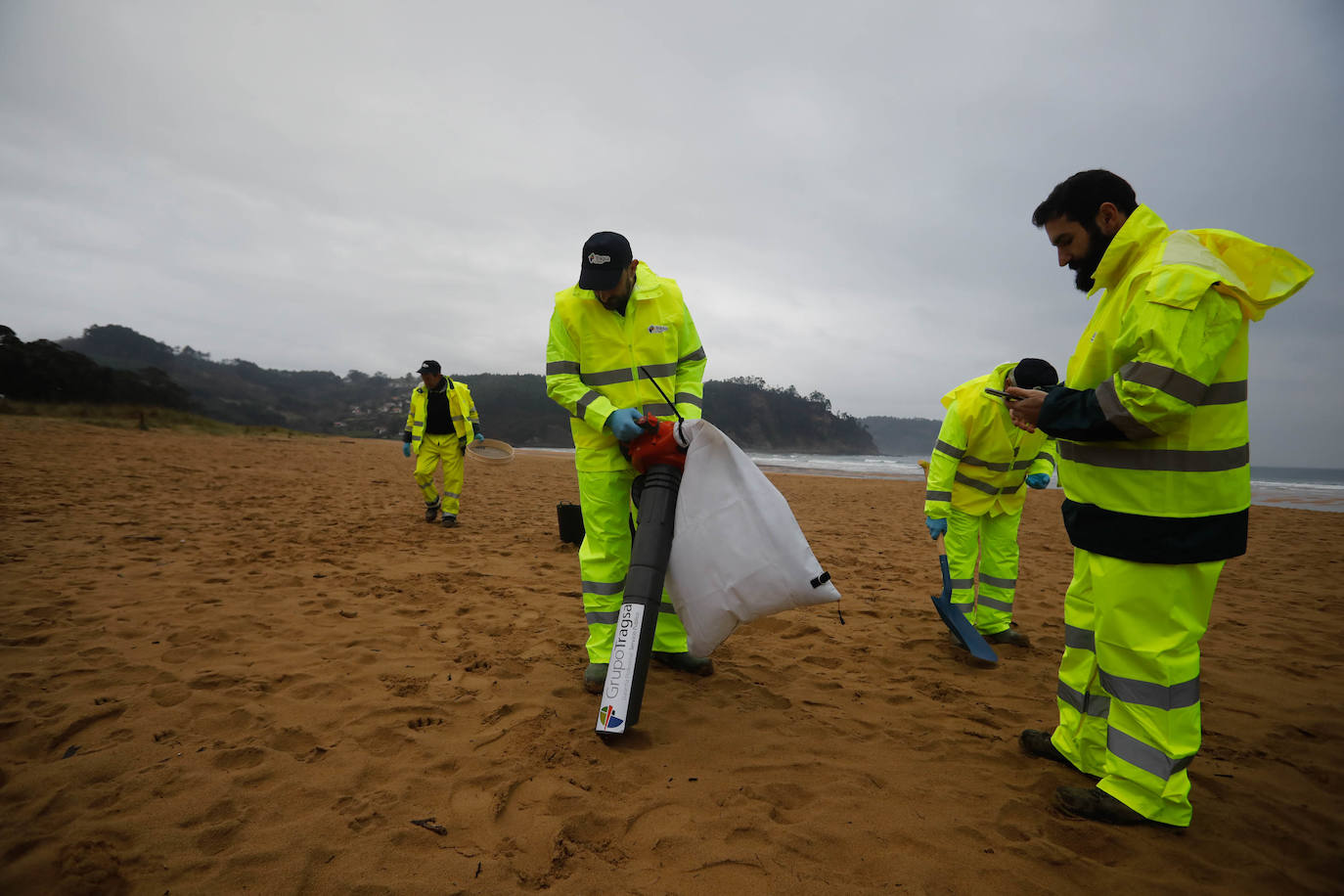 Asturias intensifica la limpieza de pélets de sus playas