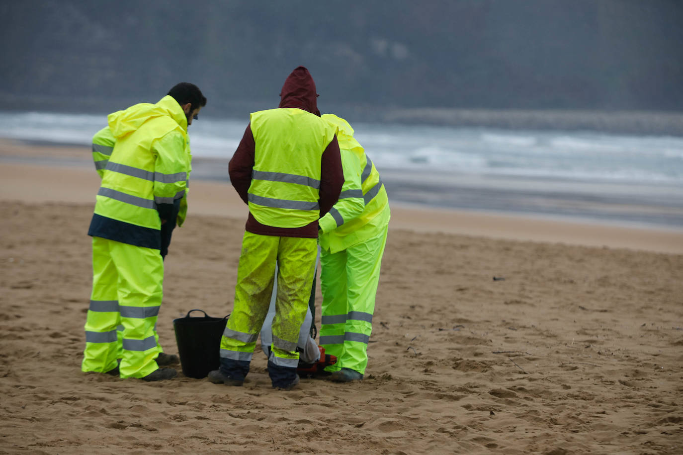 Asturias intensifica la limpieza de pélets de sus playas