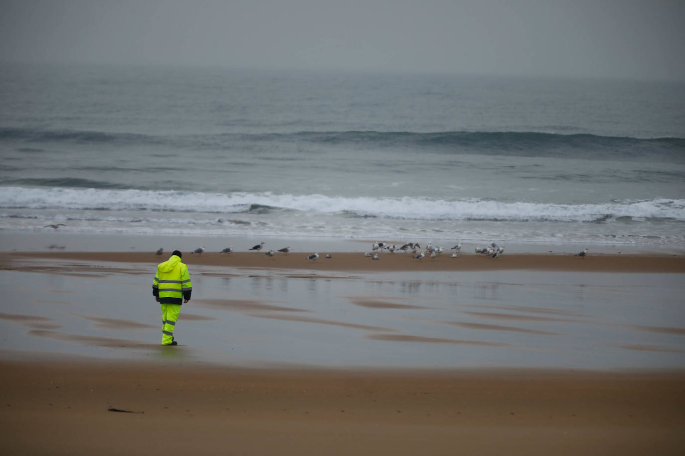 Asturias intensifica la limpieza de pélets de sus playas