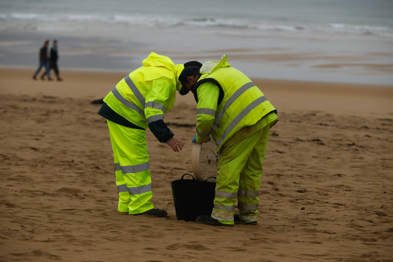 Asturias intensifica la limpieza de pélets de sus playas