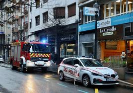 Bomberos y Policía Local de Gijón en la calle Uría.