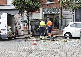 Operarios municipales, en la zona de La Villa, achican agua tras las inundaciones que se produjeron el pasado mes de septiembre.
