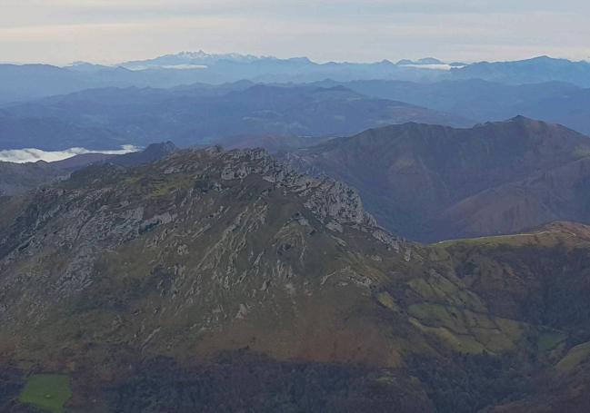 Vistas hacia el Monsacro y los Picos de Europa