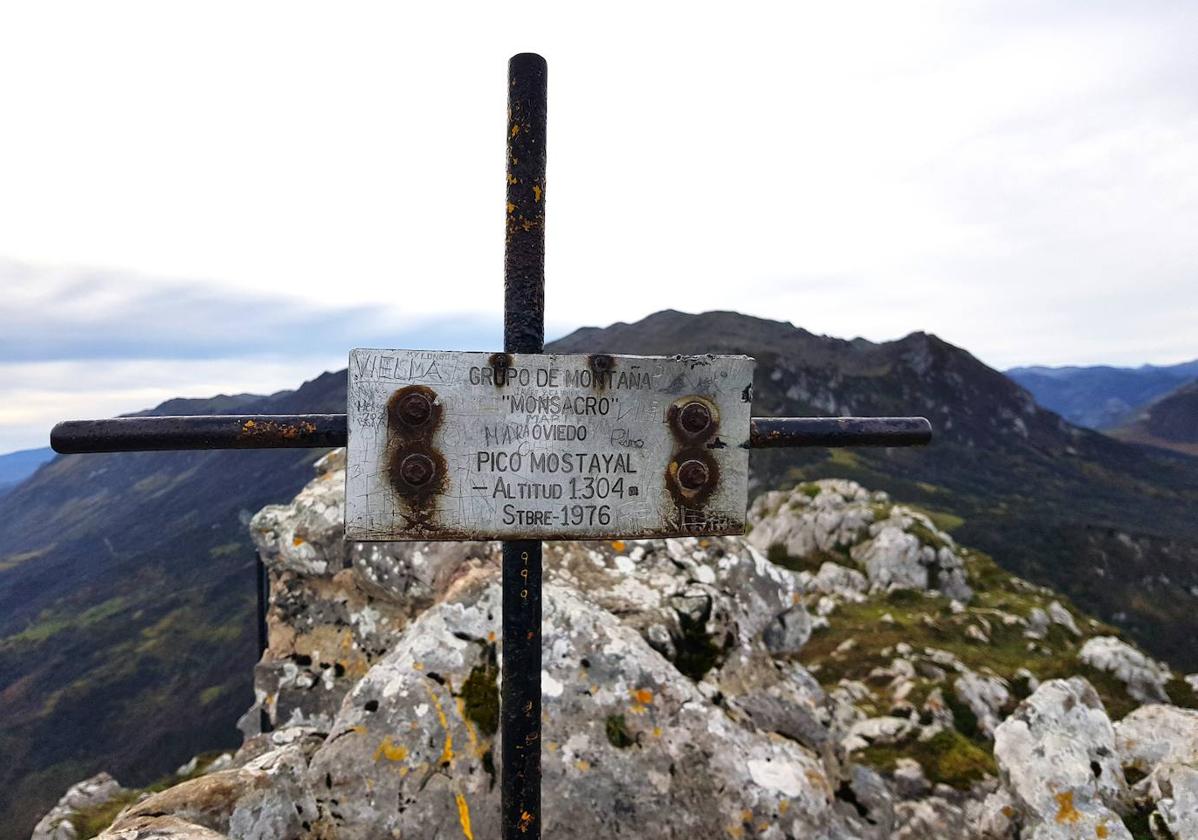 Cruz que corona el pico La Mostayal, con estupendas vistas hacia el Monsacro