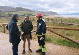 El consejero de Fomento, con el alcalde de Ribadesella y un responsable de Bomberos de Asturias, en el acceso al playón de Vega.