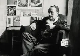 Luis Fernández en su estudio de París en 1957.