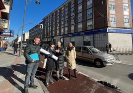 El alcalde, en el centro, en la presentación de la obra con la edil Susana Madera.