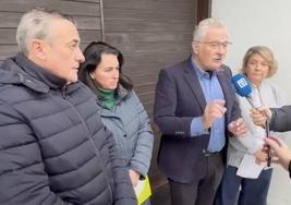 Antonio Trevín, portavoz del PSOEde Llanes, acompañado por otros ediles socialistas, en El Rinconín.