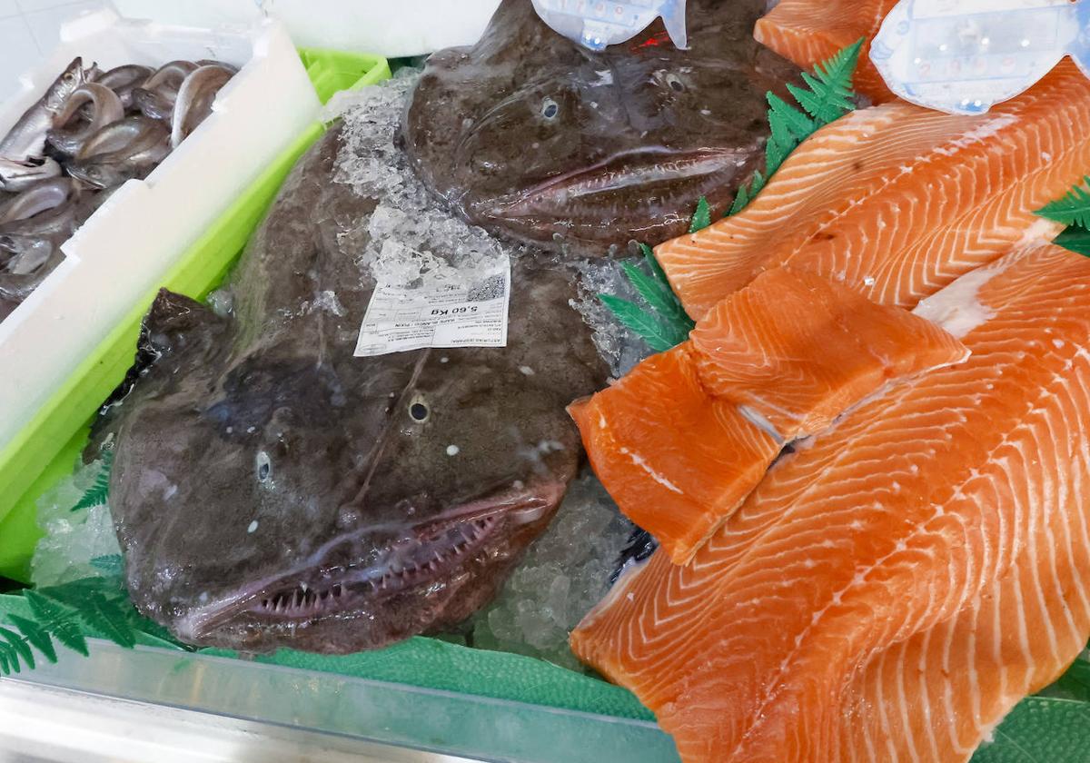 Pescados en el mostrador de una pescadería del Mercado del Sur, Gijón.