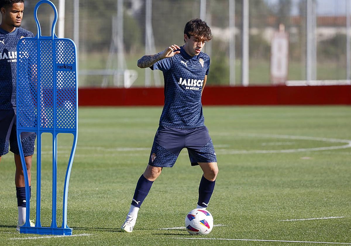 Jordan Carrillo, en un entrenamiento del Sporting.