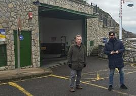 El alcalde de Llanes, Enrique Riestra, y el teniente de alcalde, Tomás Antuña, frente a las instalaciones de la depuradora de El Sablón.