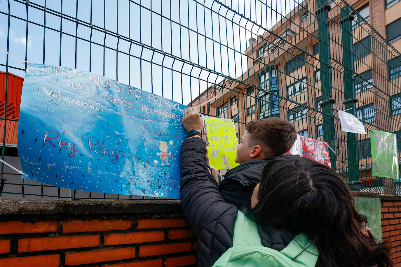 Los alumnos del Rey Pelayo se manifiestan para «poder volver al colegio»