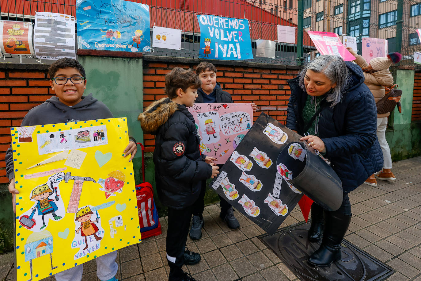 Los alumnos del Rey Pelayo se manifiestan para «poder volver al colegio»