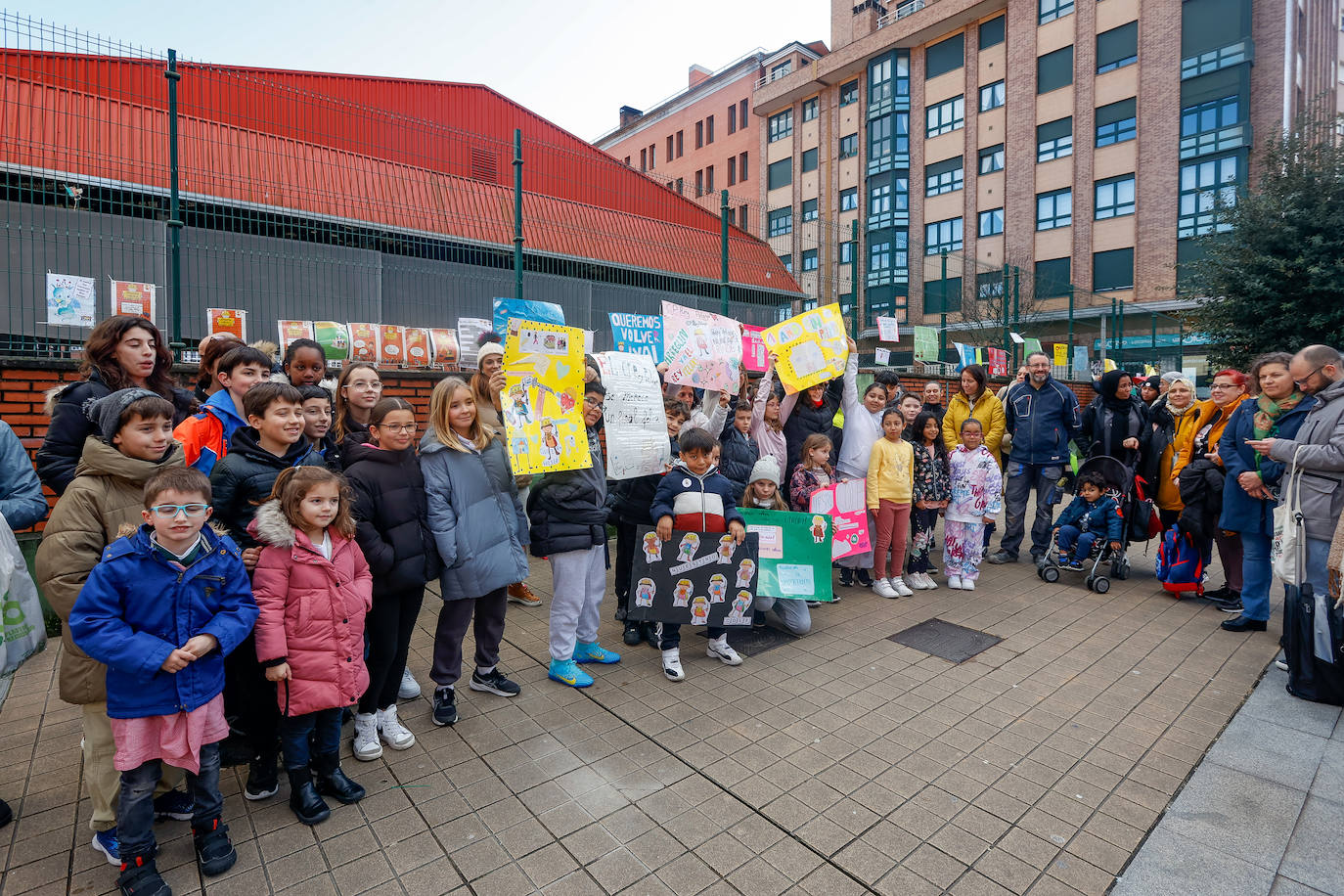 Los alumnos del Rey Pelayo se manifiestan para «poder volver al colegio»