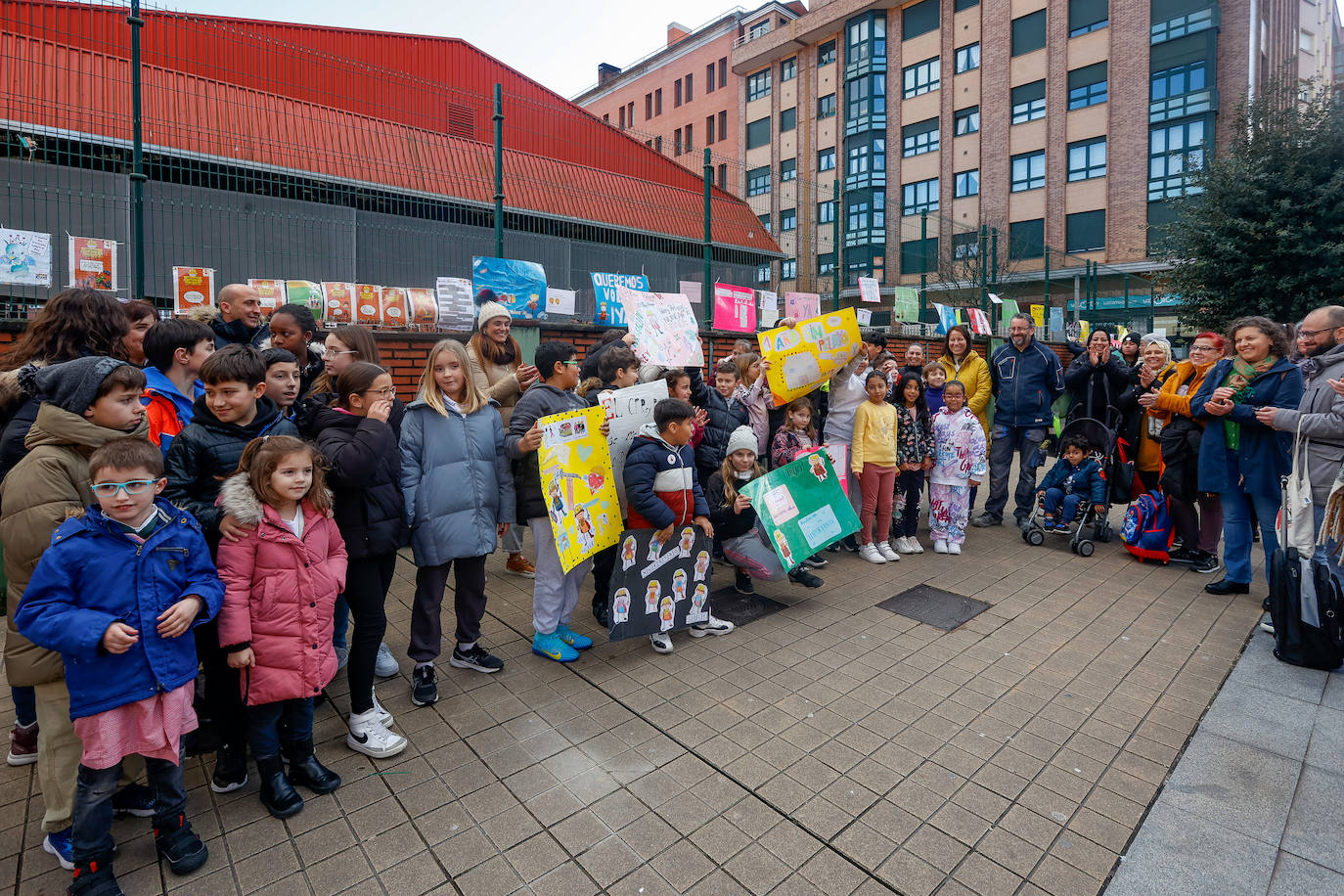 Los alumnos del Rey Pelayo se manifiestan para «poder volver al colegio»