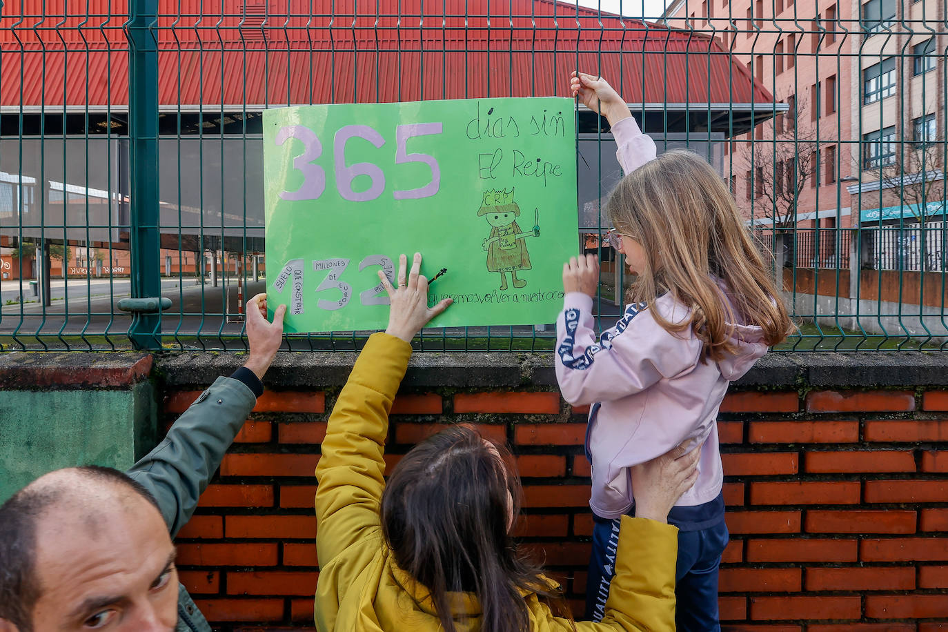 Los alumnos del Rey Pelayo se manifiestan para «poder volver al colegio»