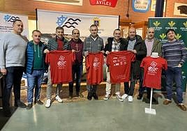 Miembros del comité organizador acompañados de Jorge Suárez, alcalde de Gozón, Israel González, concejal de Cultura y Deporte y Enrique Martínez, gerente de Ventana y Hogar, patrocinador de la prueba.