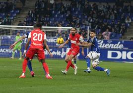 Una jugada durante el partido entre el Real Oviedo y el Amorebieta.