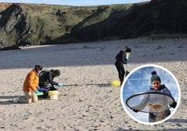 Voluntarios recogen pélets en la playa de Xagó