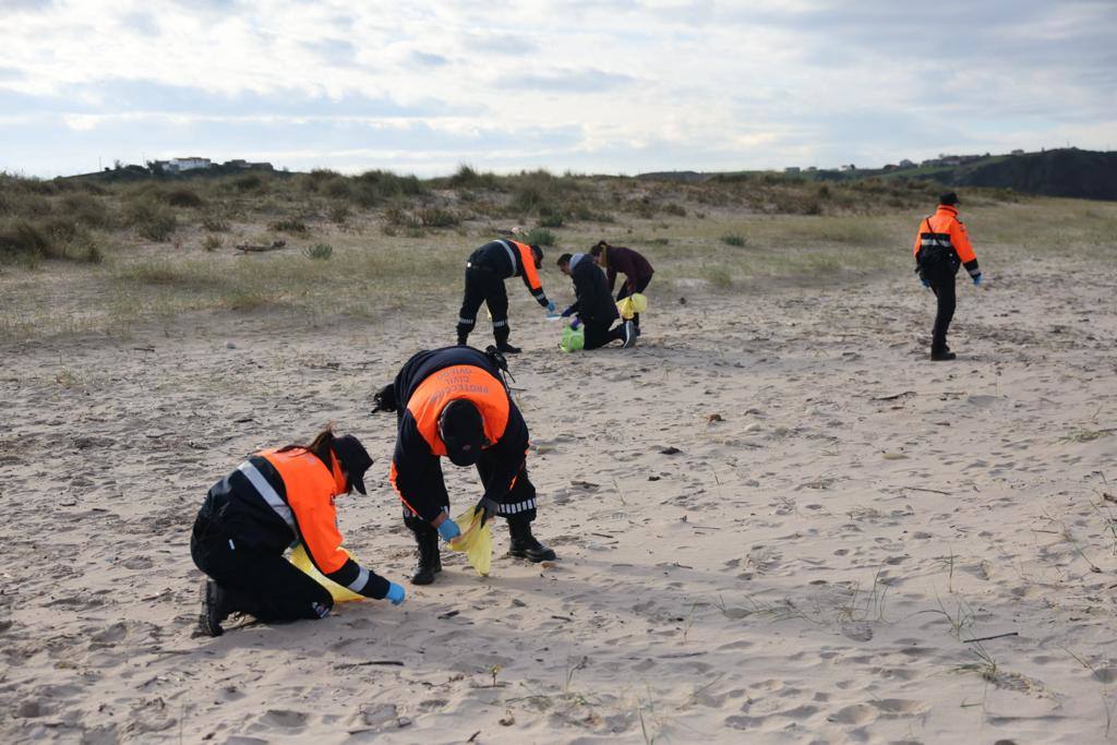 Manos solidarias para retirar los pélets de las playas asturianas