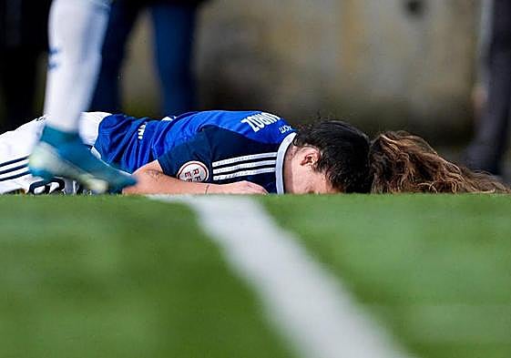 La jugadora oviedista Abi Quiroz, sobre el césped, durante el encuentro.