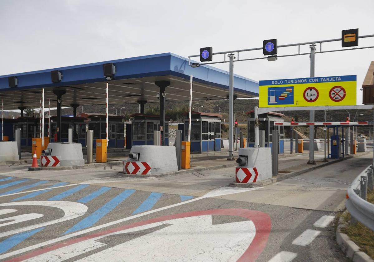 Peaje de la Autopista del Huerna.