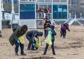 Más de 300 voluntarios contra los pélets en las playas de Asturias