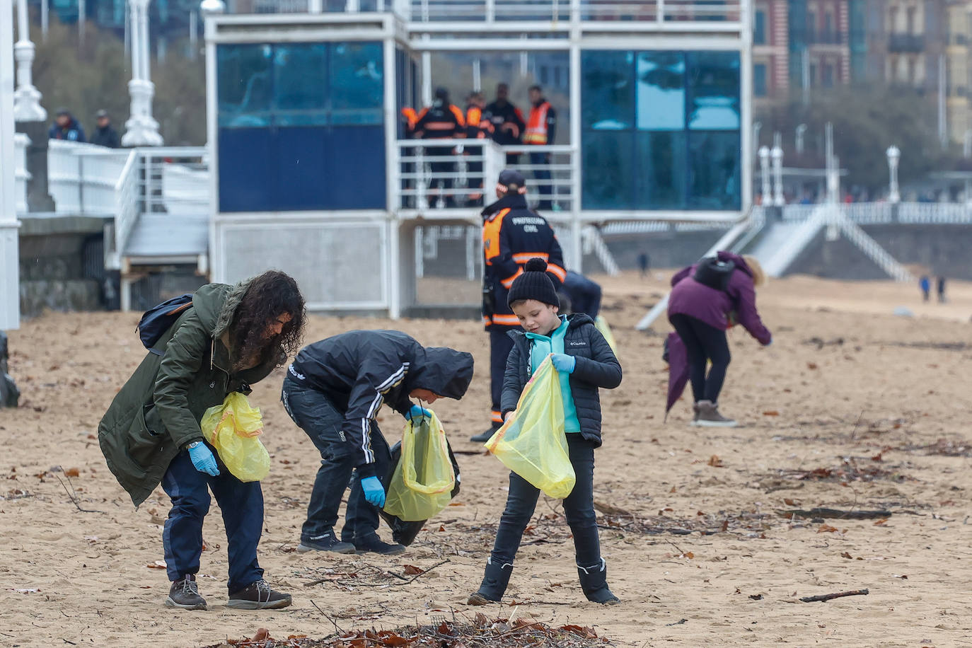 Más de 300 voluntarios contra los pélets en las playas de Asturias