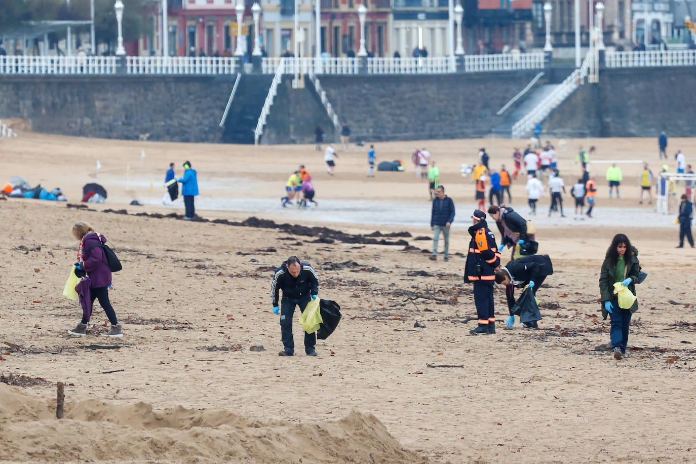 Más de 300 voluntarios contra los pélets en las playas de Asturias