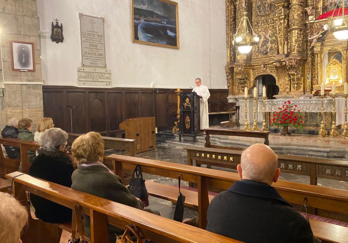 El párroco de la Iglesia de Santa María, en Luanco, ofició ayer la misa de acción de gracias.