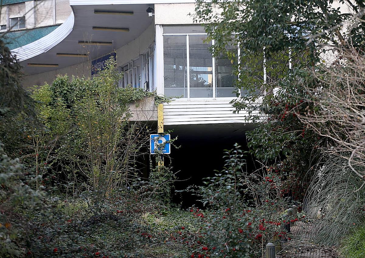 Imagen secundaria 1 - El viejo HUCA cumple una década sin uso a la espera de los derribos prometidos hace un año