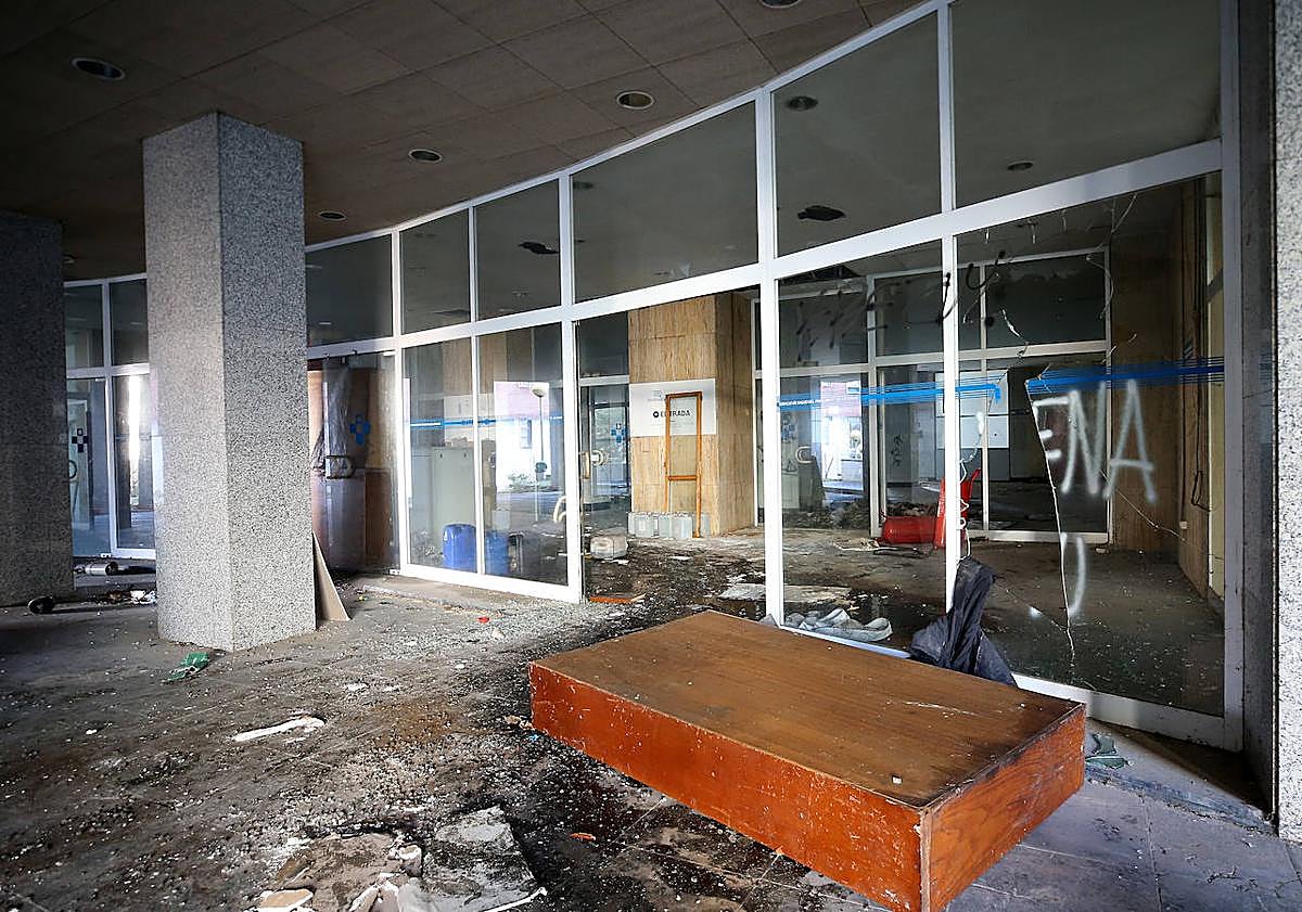 Imagen principal - El viejo HUCA cumple una década sin uso a la espera de los derribos prometidos hace un año