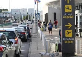 Pasajeros de un vuelo esperan el autobús en el aeropuerto de Asturias.