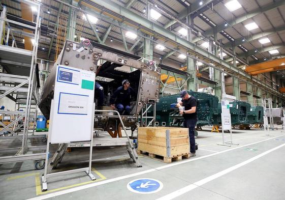 Varios operarios trabajan en una barcaza de un 8x8 Dragón en la fábrica de armas de Trubia.