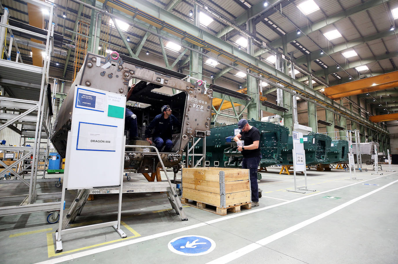 Varios operarios trabajan en una barcaza de un 8x8 Dragón en la fábrica de armas de Trubia.