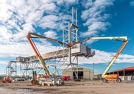 Labores de montaje de la estructura en los muelles de La Osa, en el puerto de El Musel.