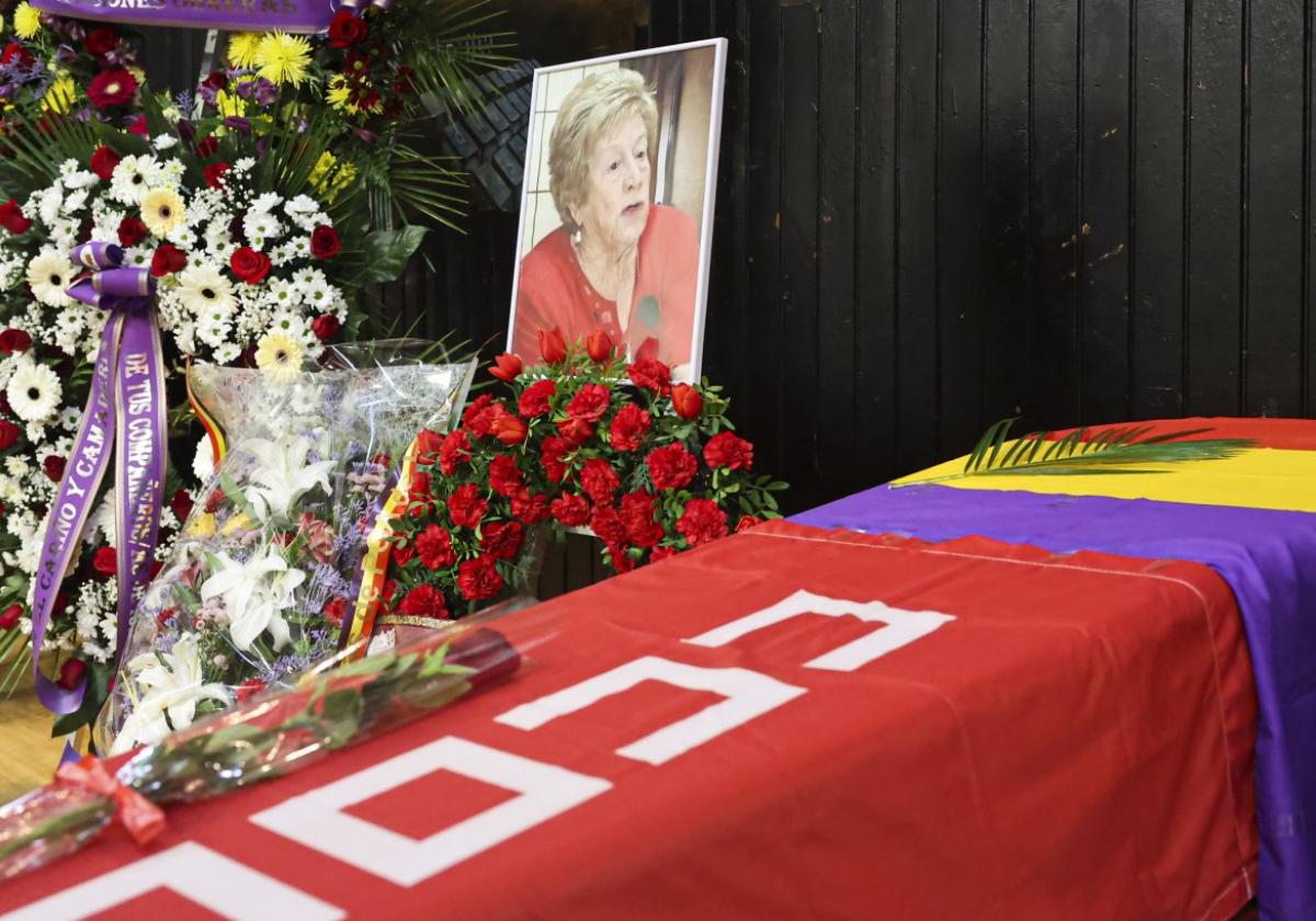 La bandera republicana y la bandera de CCOO cubren el féretro de Anita Sirgo.