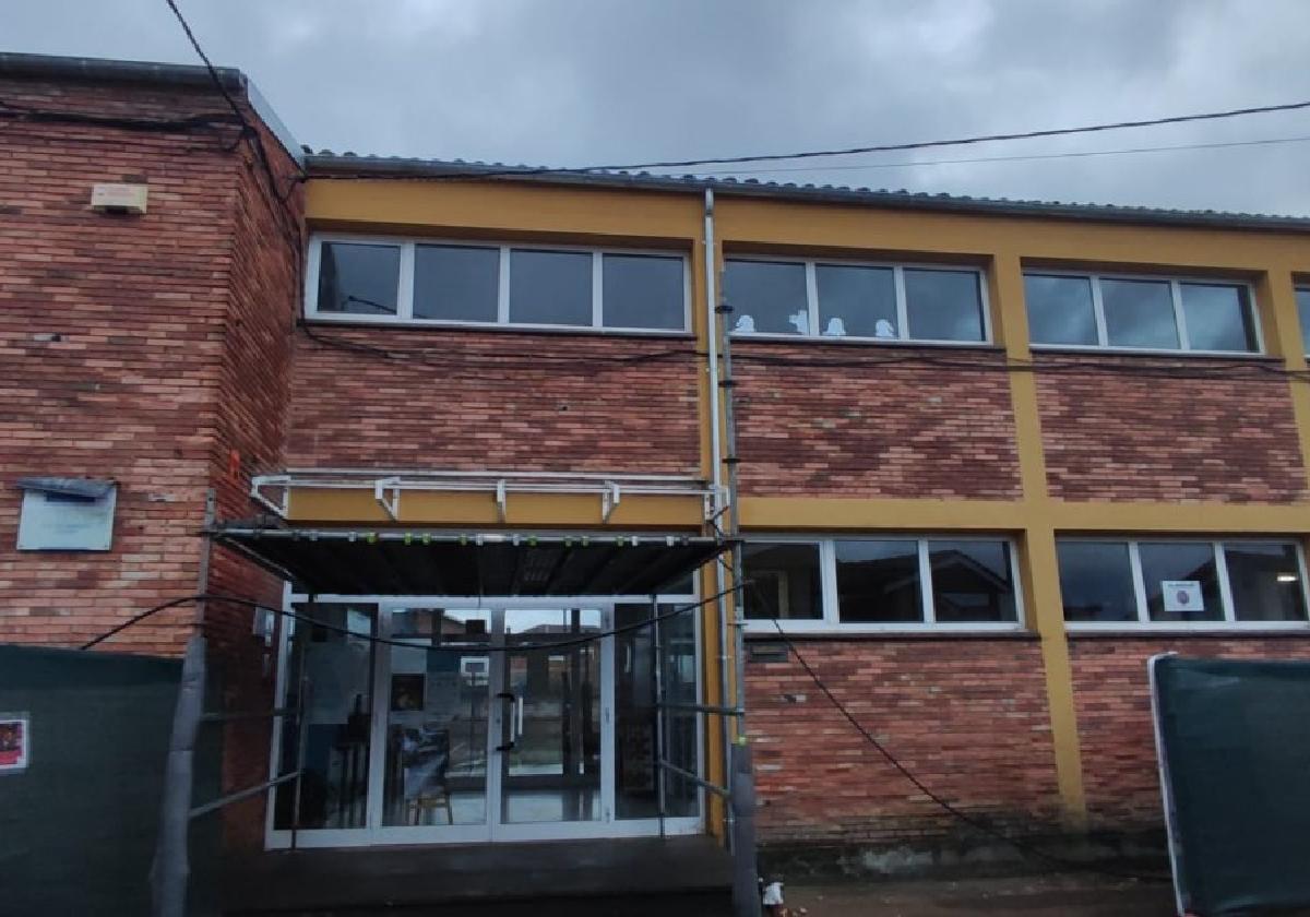 Fachada del Colegio Público El Carbayu, en Lugones, tras finalizar la reparación del alero.