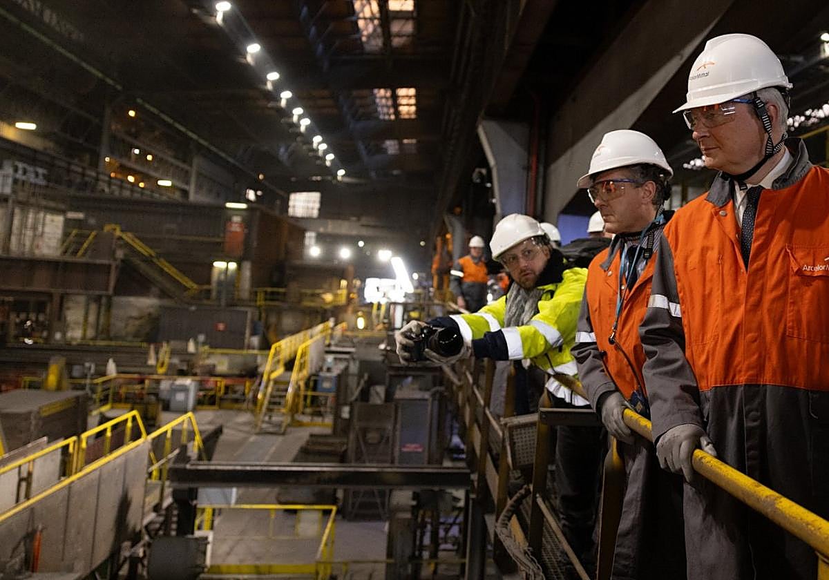 Los ministros franceses Christophe Béchu y Bruno Le Maire, ayer, en la planta de Dunkerque, en Francia.