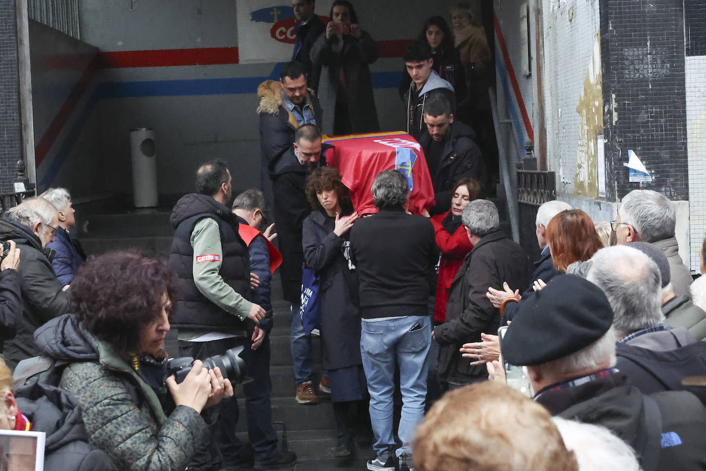 Multitudinario y emotivo adiós a Anita Sirgo, referente de la lucha obrera