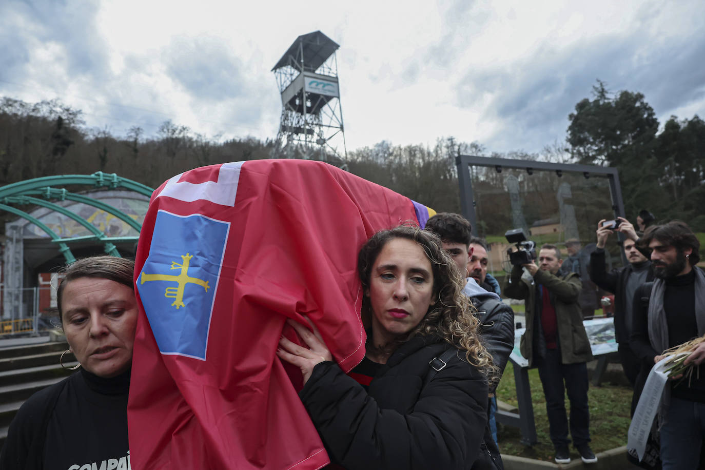 Multitudinario y emotivo adiós a Anita Sirgo, referente de la lucha obrera