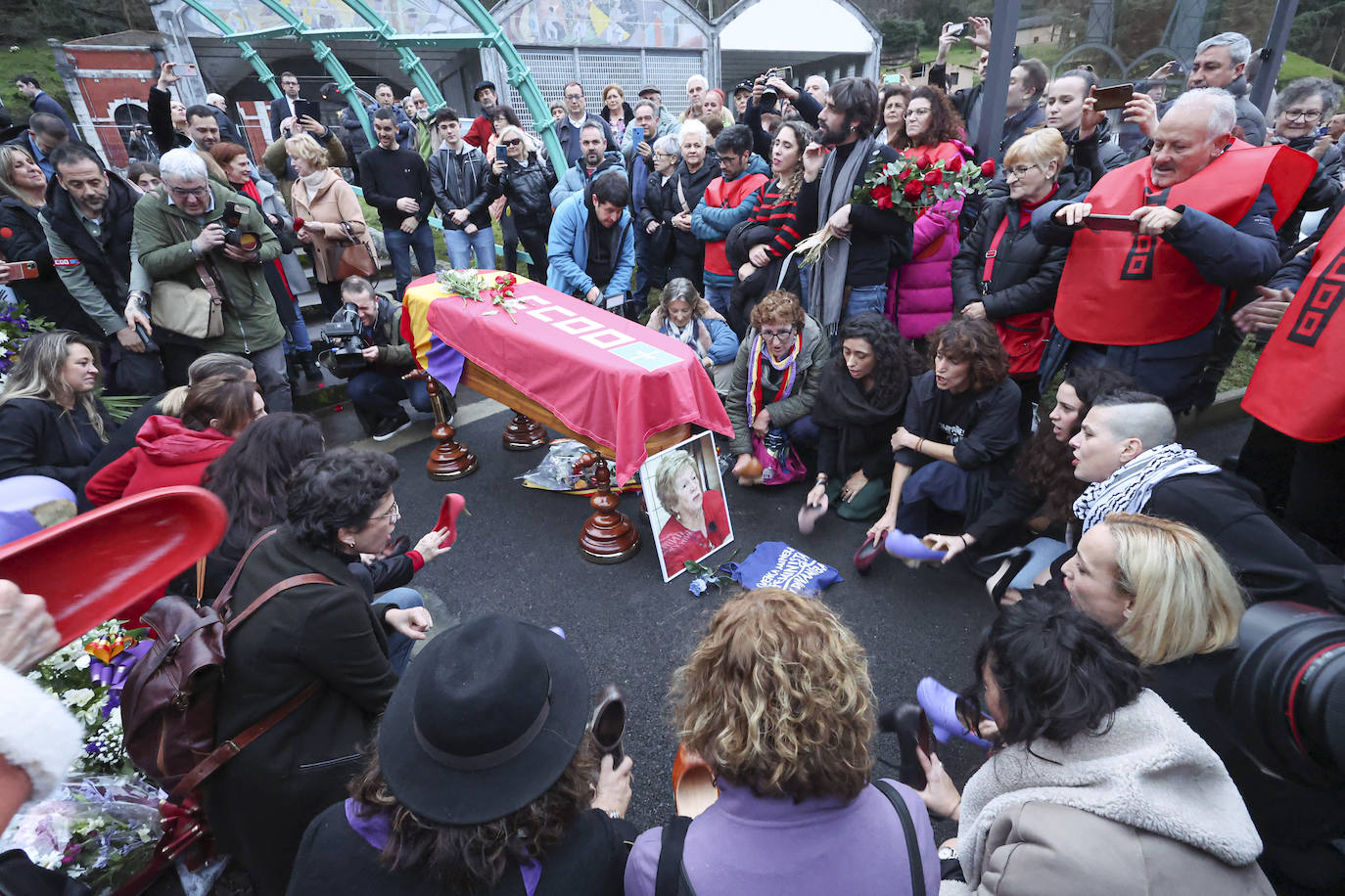 Multitudinario y emotivo adiós a Anita Sirgo, referente de la lucha obrera