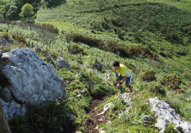 Superar el fuerte desnivel y no desfallecer en las cuestas, tanto subiendo como bajando, es uno de los trepidantes retos a los que los participantes de la Subida al Pienzu se enfrentan cada año