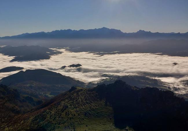 02-Vistas hacia los Picos de Europa y el valle en el que se ubica Arriondas desde los altos del Sueve