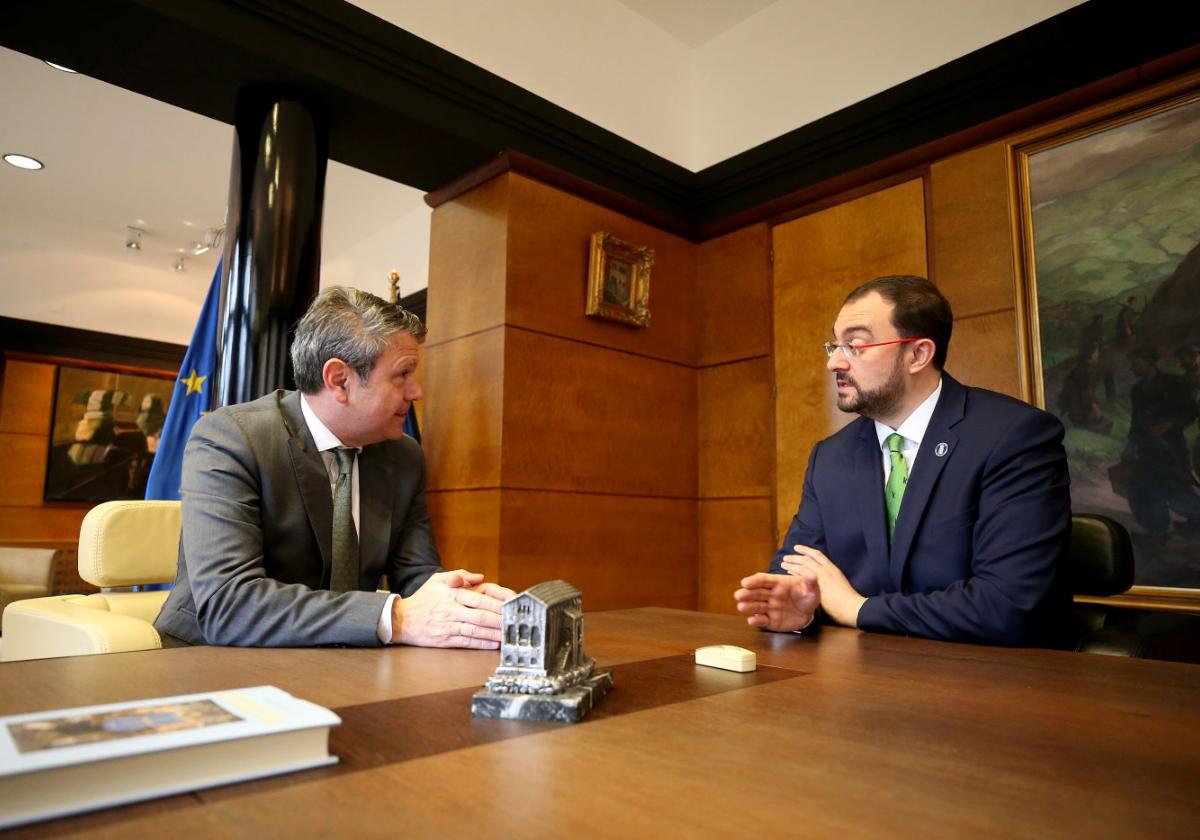 El secretario de Estado, José Antonio Santano, con el presidente del Principado, Adrián Barbón.