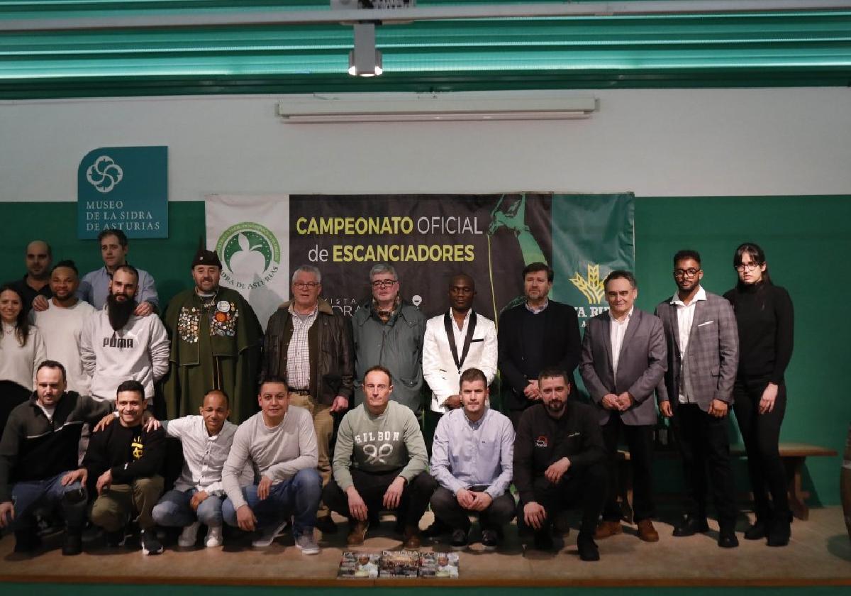 Los ganadores y finalistas de todas las categorías del Campeonato Oficial de Escanciadores, en Nava, junto a las autoridades.