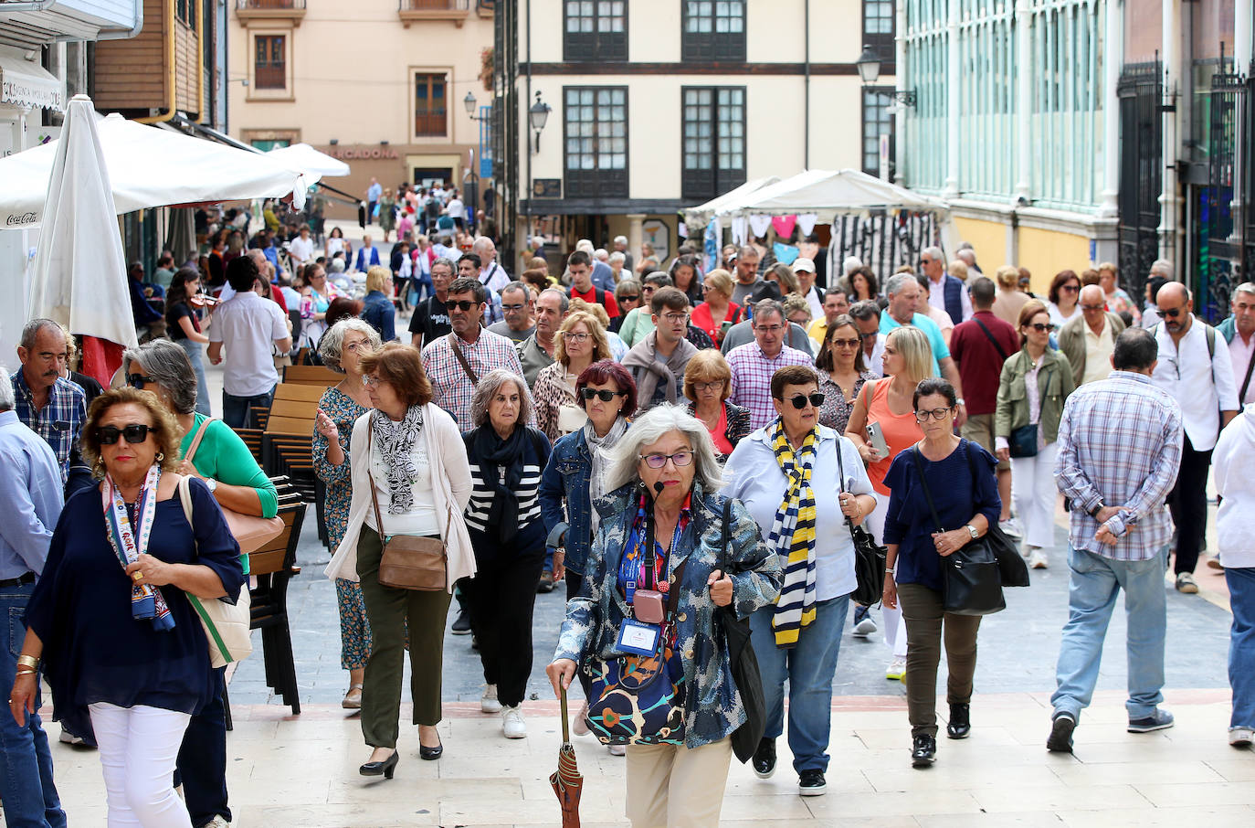 Un grupo de turistas acompañados de una guía durante una visita en Oviedo.