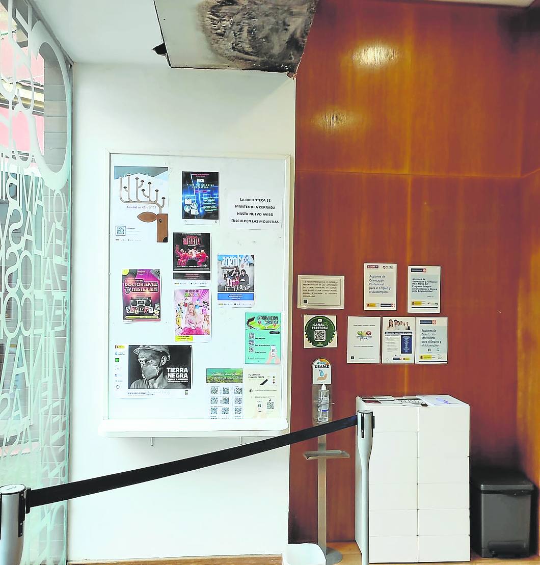 El centro presenta humedades en el techo.