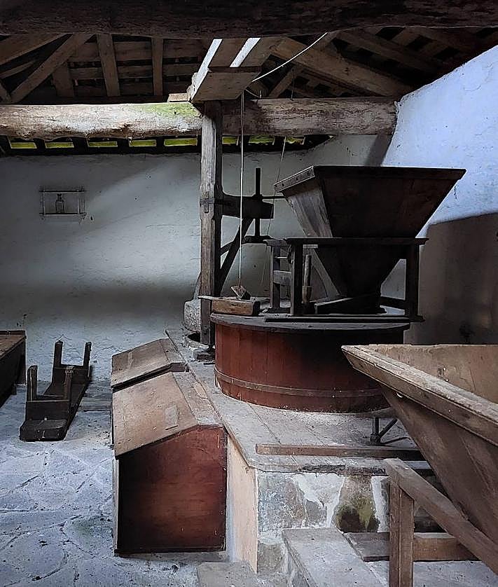 Imagen secundaria 2 - Fachada, presa e interior del molín de Picarin